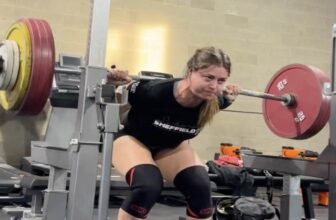 Jessica Buettner Ties All-Time Uncooked Squat PR of 220 Kilograms (485 Kilos)