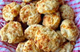 GARLIC CHEESE BISCUITS – The Southern Woman Cooks